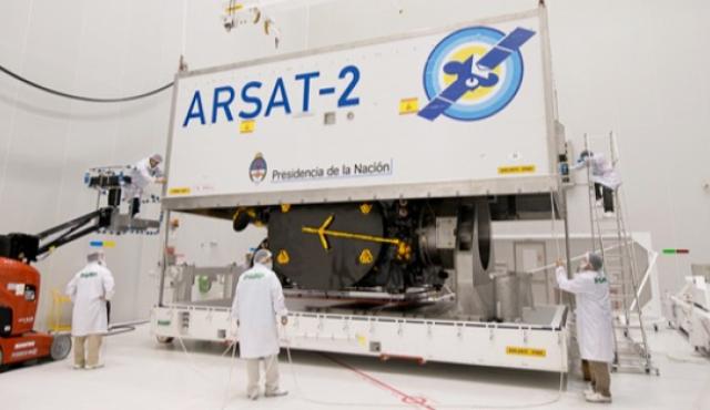 Ante una inversión estatal en ciencia y tecnología que se hunde a mínimos históricos, Argentina enfrenta una fuga creciente de científicos y un distanciamiento con países que apuestan por la innovación como motor de desarrollo. El recorte pone en riesgo no solo el presente sino también la capacidad futura del país para crear valor.
