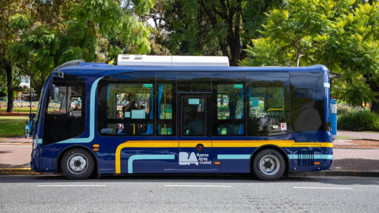 El Gobierno de la Ciudad de Buenos Aires avanza con la implementación del TramBUS, un nuevo sistema de transporte 100 % eléctrico, rápido y sustentable, que promete revolucionar la movilidad urbana y reducir drásticamente la contaminación en la capital argentina.

