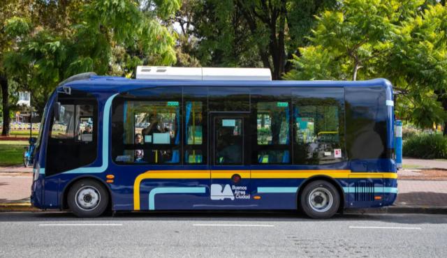 El Gobierno de la Ciudad de Buenos Aires avanza con la implementación del TramBUS, un nuevo sistema de transporte 100 % eléctrico, rápido y sustentable, que promete revolucionar la movilidad urbana y reducir drásticamente la contaminación en la capital argentina.

