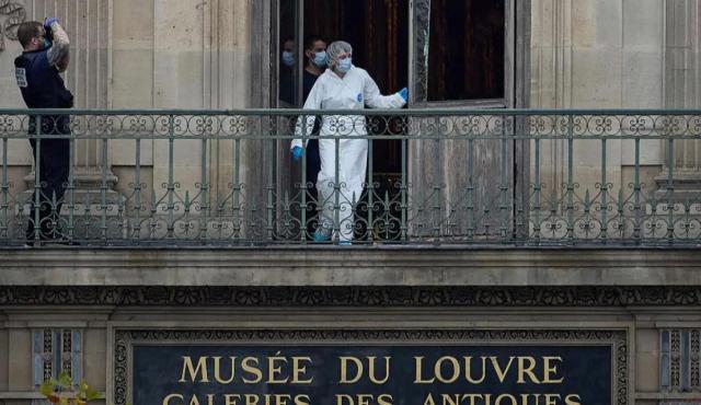 Durante más de una década, los sistemas informáticos del Museo del Louvre —el más visitado del planeta— funcionaron con contraseñas triviales, software obsoleto y una estructura digital que los auditores calificaron como “envejecida e insegura”. 