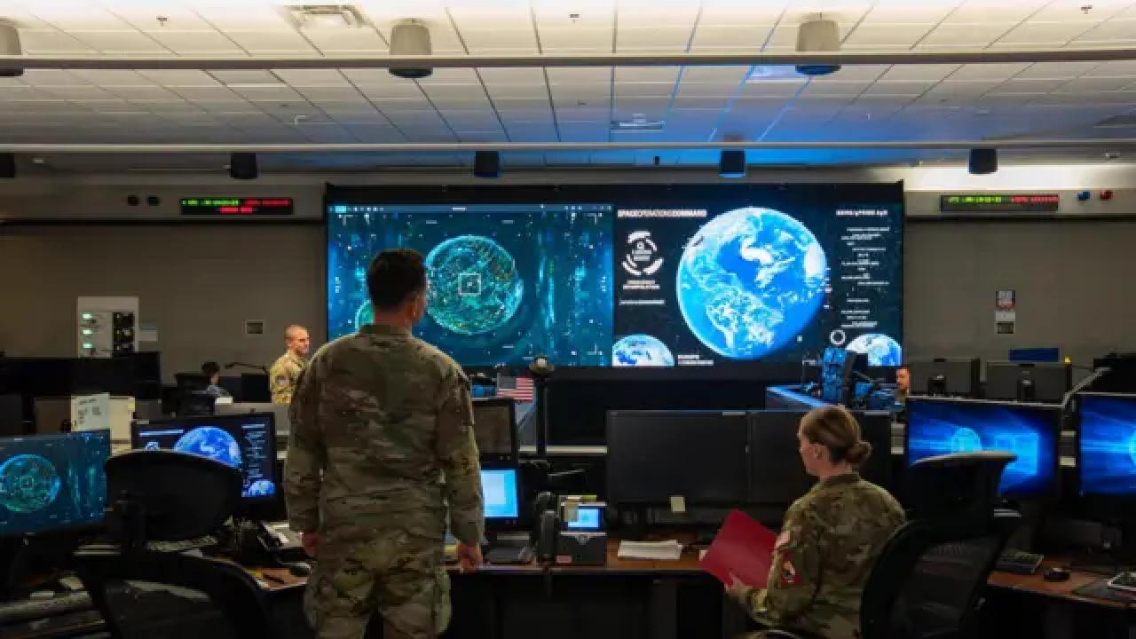Estados Unidos avanza en silencio hacia una nueva era de guerra espacial. Bajo nombres poco conocidos fuera del ámbito militar —Meadowlands y Remote Sensing Terminals (RST)— la Fuerza Espacial norteamericanadesarrolla un sistema de interferencia capaz de bloquear o degradar satélites enemigos sin disparar un solo misil.