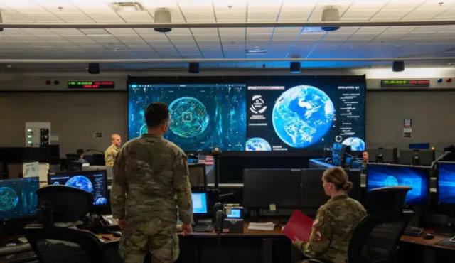 Estados Unidos avanza en silencio hacia una nueva era de guerra espacial. Bajo nombres poco conocidos fuera del ámbito militar —Meadowlands y Remote Sensing Terminals (RST)— la Fuerza Espacial norteamericanadesarrolla un sistema de interferencia capaz de bloquear o degradar satélites enemigos sin disparar un solo misil.