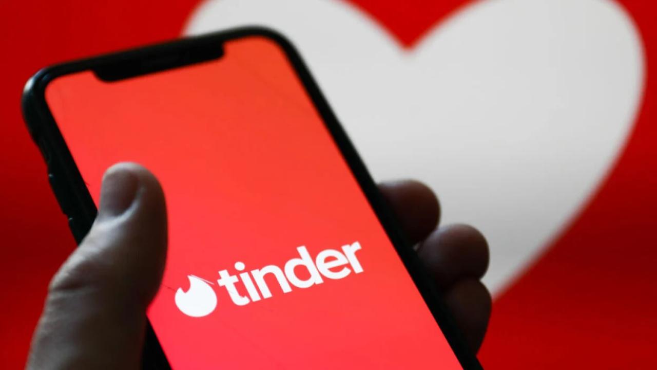 Después de nueve trimestres consecutivos de caída en suscriptores pagos, Tinder apuesta a la Inteligencia Artificial (IA) como tabla de salvación. La app de citas más popular del mundo está probando una nueva función llamada “Chemistry” (Química), que promete conocer mejor a los usuarios a través de preguntas interactivas y del análisis de sus fotos personales.