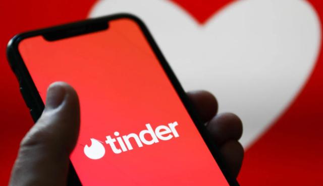 Después de nueve trimestres consecutivos de caída en suscriptores pagos, Tinder apuesta a la Inteligencia Artificial (IA) como tabla de salvación. La app de citas más popular del mundo está probando una nueva función llamada “Chemistry” (Química), que promete conocer mejor a los usuarios a través de preguntas interactivas y del análisis de sus fotos personales.