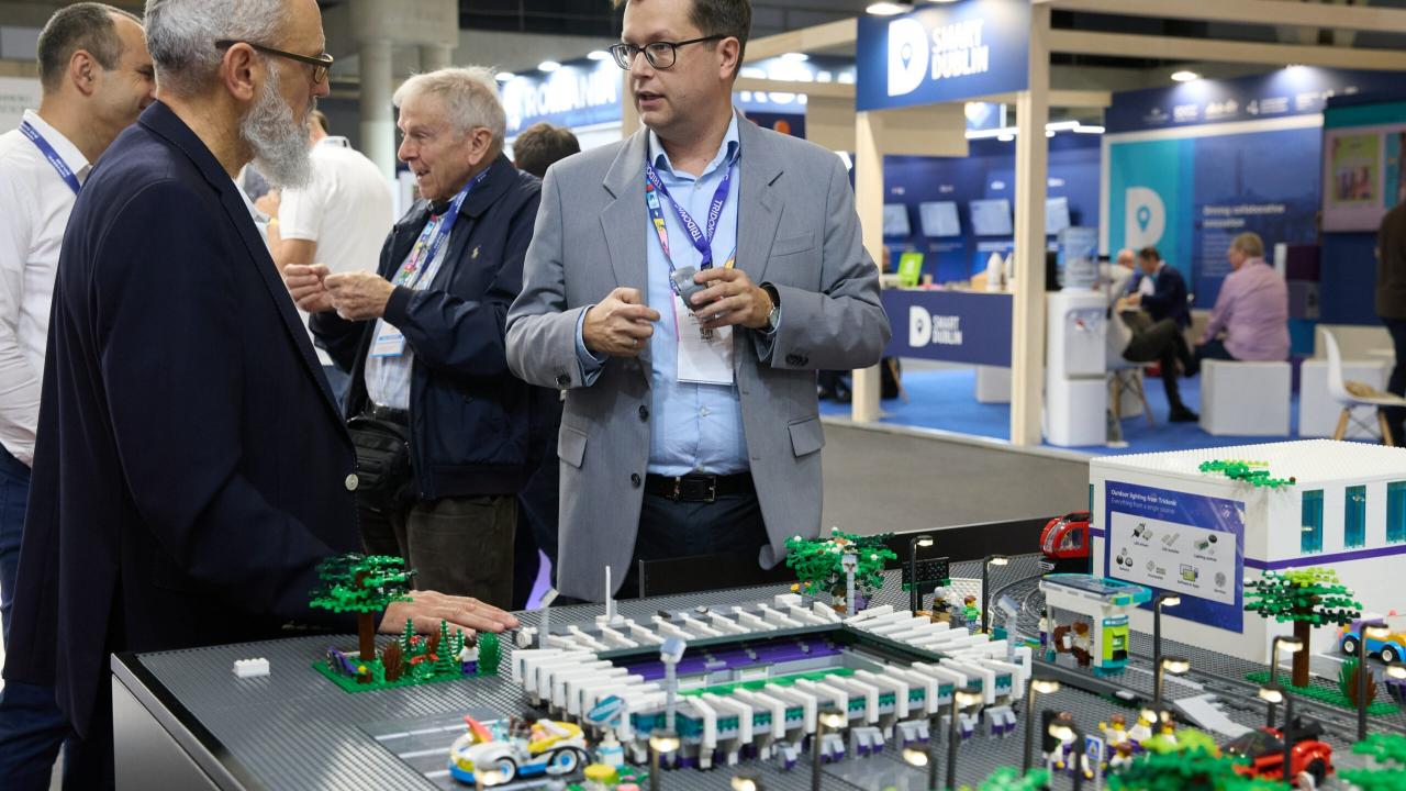 En el tercer día del Smart City Expo World Congress 2025, Inteligencia Argentina visitó dos municipios del área metropolitana de Barcelona, Sant Boi de Llobregat y Castelldefels. Federico Salcedo, especialista en ciudades inteligentes para Latinoamérica, nos cuenta cómo estas dos ciudades combinaron planificación urbana, sostenibilidad ambiental e inteligencia artificial aplicada a la gestión pública.
