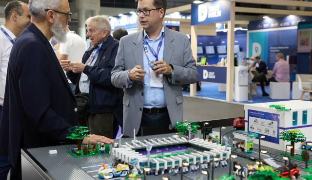 En el tercer día del Smart City Expo World Congress 2025, Inteligencia Argentina visitó dos municipios del área metropolitana de Barcelona, Sant Boi de Llobregat y Castelldefels. Federico Salcedo, especialista en ciudades inteligentes para Latinoamérica, nos cuenta cómo estas dos ciudades combinaron planificación urbana, sostenibilidad ambiental e inteligencia artificial aplicada a la gestión pública.
