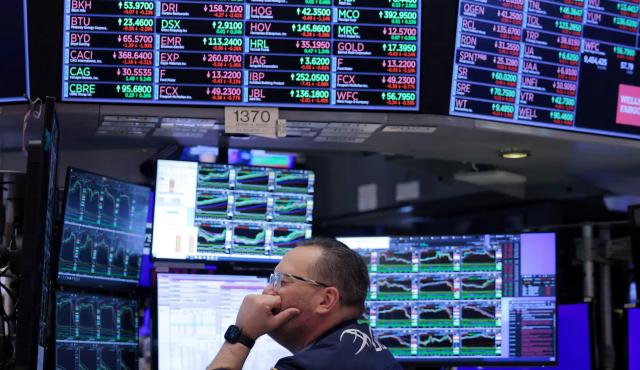 Tras semanas de tensas negociaciones y una creciente preocupación en los mercados, el Congreso de Estados Unidos ha logrado los votos necesarios para aprobar una legislación de gasto y evitar o poner fin al cierre parcial del gobierno federal (Shutdown). La noticia llega como un profundo suspiro de alivio en la capital y, crucialmente, en los centros financieros del país.