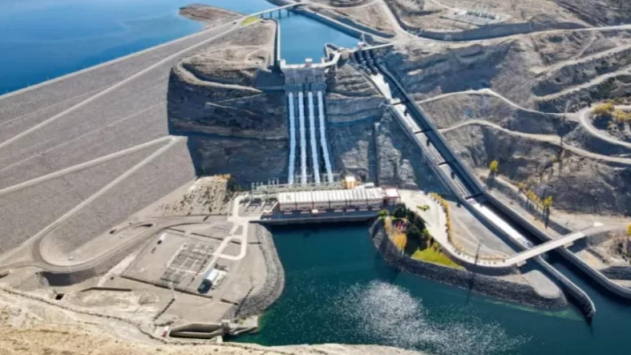 El proceso de privatización de las represas hidroeléctricas del Comahue avanza: se abrieron los sobres, nueve empresas presentaron 27 ofertas y el Gobierno apunta a una recaudación de hasta US$ 700 millones.