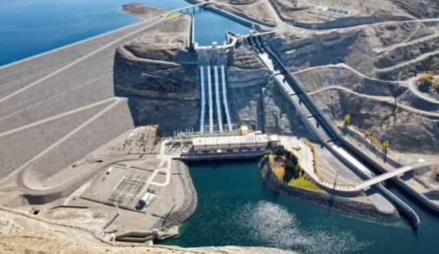 El proceso de privatización de las represas hidroeléctricas del Comahue avanza: se abrieron los sobres, nueve empresas presentaron 27 ofertas y el Gobierno apunta a una recaudación de hasta US$ 700 millones.