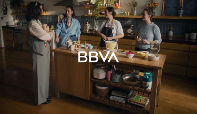 En un contexto donde las marcas deben ir más allá de la visibilidad y construir vínculos reales, BBVA Argentina logró reposicionarse como “el banco de los viajes” con una estrategia que prescindió de la televisión tradicional y se concentró en YouTube y televisores conectados.
