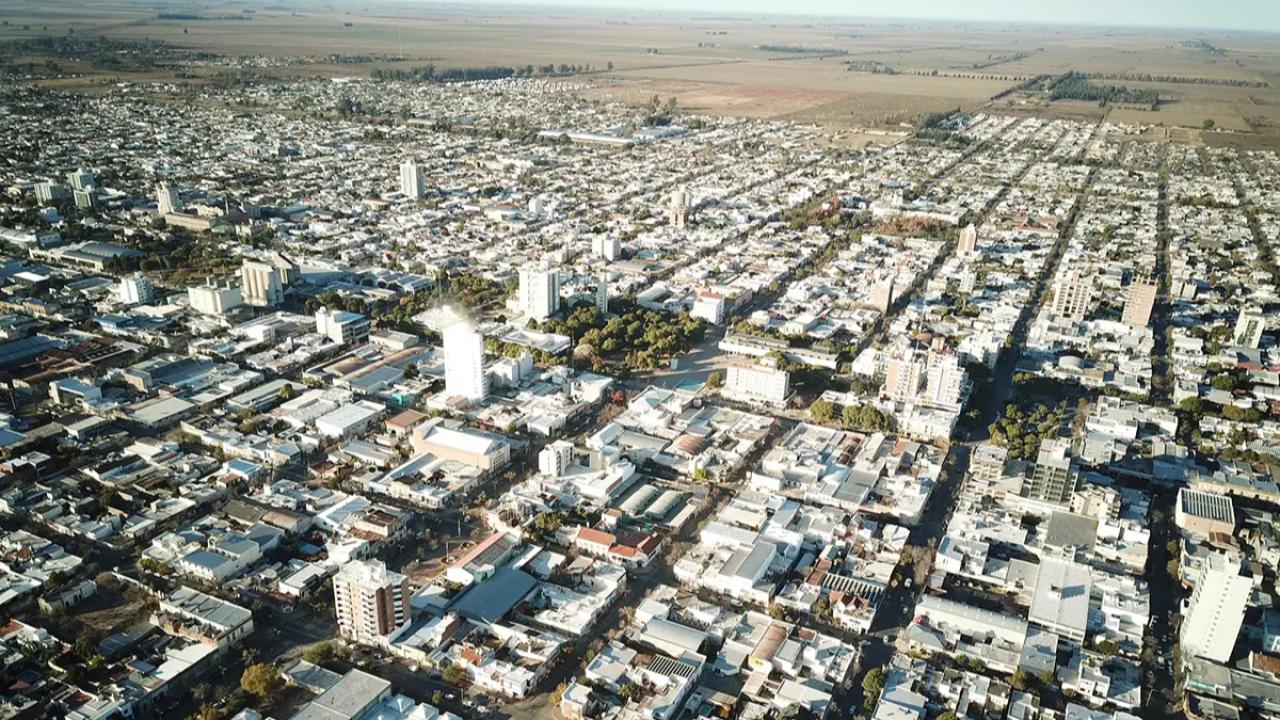 La ciudad cordobesa de San Francisco quedó en el centro de una polémica al impedir que Internet Services SA instale fibra óptica. El proveedor de Internet presentó una demanda judicial acusando al municipio de impedirle avanzar en el tendido, una inversión que hubiera ampliado la competencia y mejorado la conectividad en barrios enteros.