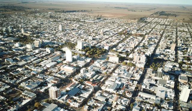 La ciudad cordobesa de San Francisco quedó en el centro de una polémica al impedir que Internet Services SA instale fibra óptica. El proveedor de Internet presentó una demanda judicial acusando al municipio de impedirle avanzar en el tendido, una inversión que hubiera ampliado la competencia y mejorado la conectividad en barrios enteros.