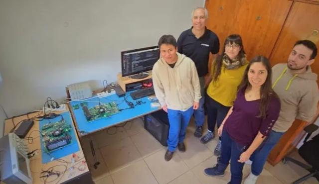 La Inteligencia Artificial (IA) vuelve a mostrar su potencial en desarrollos tecnológicos nacionales. En el marco de un convenio entre el CONICET y la empresa argentina EMTECH S.A., un equipo liderado por la investigadora Laila Kazimierski avanza en la creación de un sistema capaz de captar, clasificar y responder a sonidos en tiempo realmediante técnicas de Machine Learning (ML). El proyecto apunta a resolver desafíos ambientales, productivos, de seguridad y de monitoreo industrial, con tecnología totalmente nacional.
