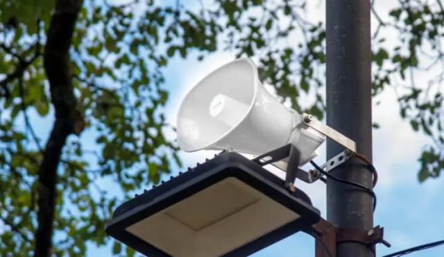 La Municipalidad de San Miguel de Tucumán instaló megáfonos en semáforos para advertir a motociclistas que circulan sin casco. La iniciativa, difundida en redes, abre un debate sobre tecnología urbana, vigilancia acústica y los límites del control inteligente en ciudades argentinas.