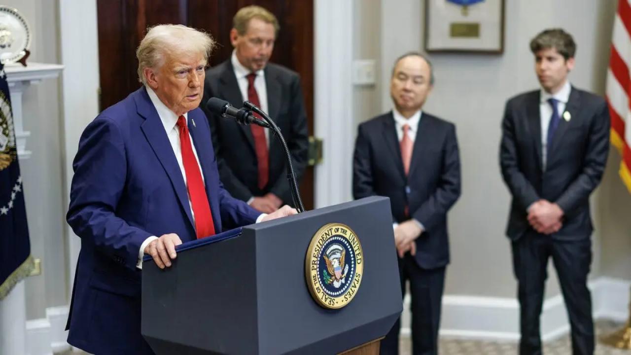 El presidente de Estados Unidos, Donald Trump, firmó la orden ejecutiva que da origen a la Genesis Mission, un megaproyecto nacional diseñado para acelerar descubrimientos mediante IA, supercomputación y la integración de vastos repositorios de datos científicos. ¿Argentina podría replicar la iniciativa?