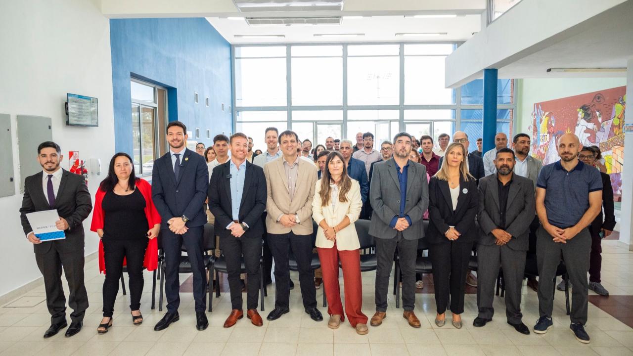 UADER oficializó una tecnicatura de dos años en Inteligencia Artificial que comenzará a dictarse en 2026 en su sede Villaguay. Con modalidad presencial-híbrida y título de validez nacional, la propuesta busca consolidar un nuevo polo de formación tecnológica en el interior de Entre Ríos y cubrir una demanda académica aún limitada en la región.
