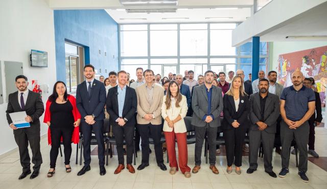 UADER oficializó una tecnicatura de dos años en Inteligencia Artificial que comenzará a dictarse en 2026 en su sede Villaguay. Con modalidad presencial-híbrida y título de validez nacional, la propuesta busca consolidar un nuevo polo de formación tecnológica en el interior de Entre Ríos y cubrir una demanda académica aún limitada en la región.
