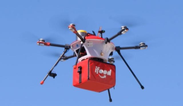 El ecosistema de delivery más grande de Brasil comenzó a incorporar drones en sus operaciones logísticas. Aunque la imagen de un dron dejando el pedido directamente en la puerta todavía no es una realidad masiva, sí hay operaciones confirmadas, autorizadas por las autoridades y funcionando de manera estable en rutas específicas.