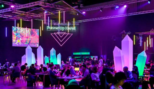 Devconnect, el evento itinerante del ecosistema Ethereum organizado por la Ethereum Foundation, cerró su edición 2025 en La Rural con un marco que confirma dos cosas: la comunidad global sigue siendo el corazón de la innovación Web3 y Argentina conserva un peso específico en talento y adopción, incluso en un contexto económico adverso.