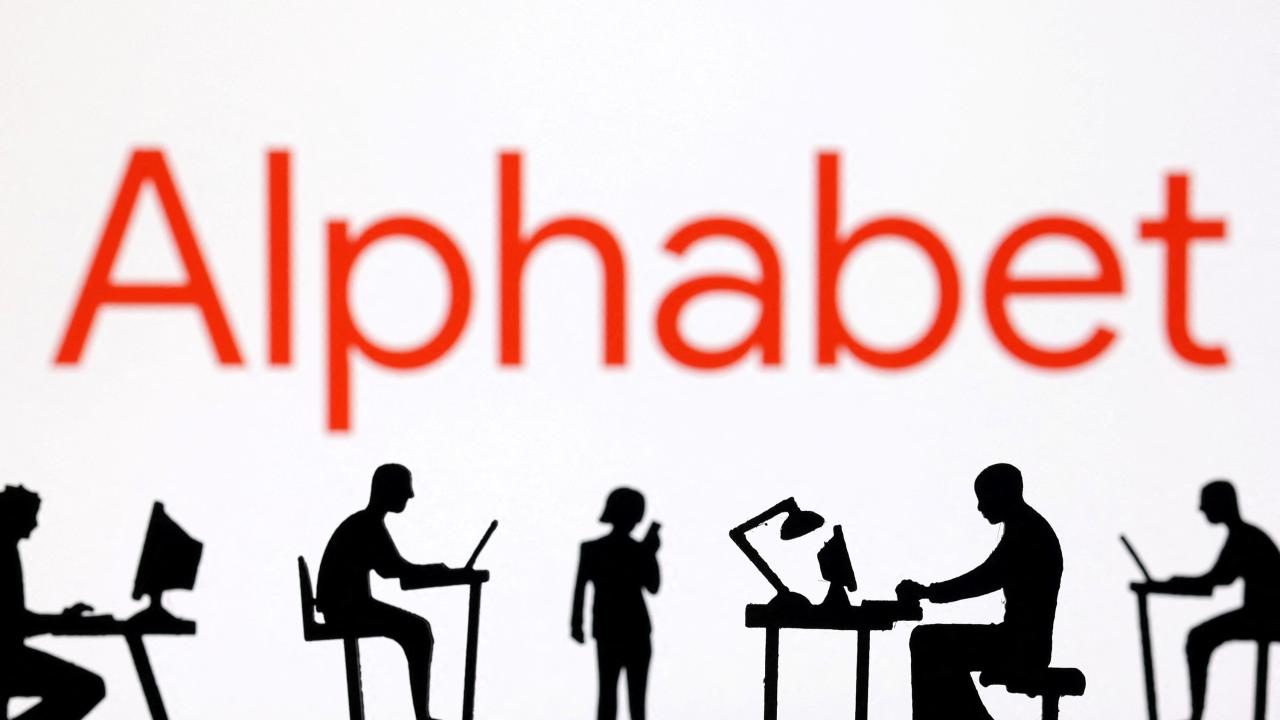 En las últimas semanas, Alphabet —la firma madre de Google— experimentó un salto bursátil que la coloca al borde de integrar el selecto grupo global de empresas con una capitalización de mercado cercana a los 4 billones de dólares.
