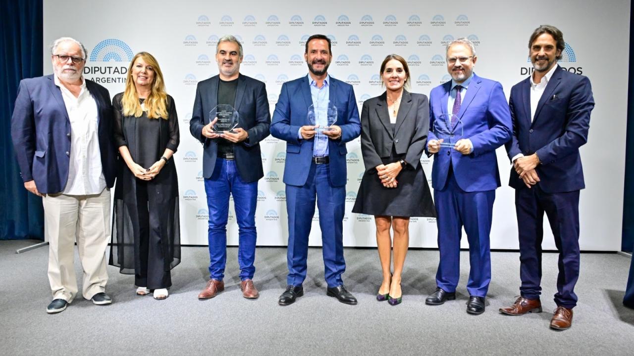 El intendente Ariel Sujarchuk recibió el Premio “GovTech y Ciudades Inteligentes” 2025, otorgado por RECIA, Eamericas.org y Prince Consulting, que distingue a los municipios con una visión estratégica e innovadora en la gestión pública.