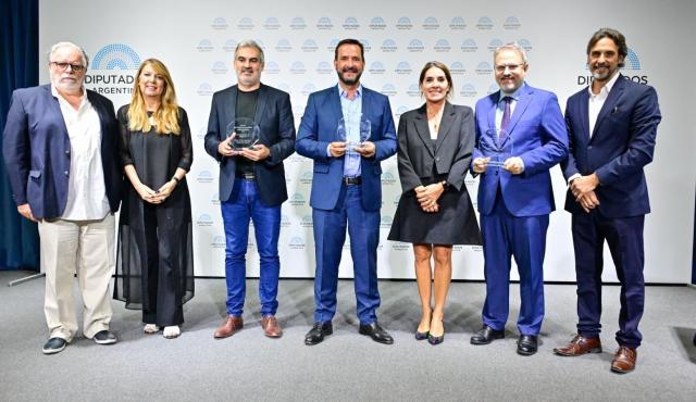 El intendente Ariel Sujarchuk recibió el Premio “GovTech y Ciudades Inteligentes” 2025, otorgado por RECIA, Eamericas.org y Prince Consulting, que distingue a los municipios con una visión estratégica e innovadora en la gestión pública.