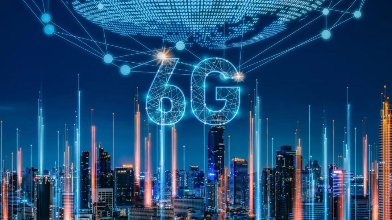 La GSMA —la entidad global que representa a los operadores móviles— alertó recientemente que las redes 5G y 6G podrían colapsar antes de 2040 si los gobiernos no liberan más espectro radioeléctrico de banda media: el actual (~1 GHz) ya no alcanzará para sostener la explosión de conexiones y consumo de datos proyectado. 
