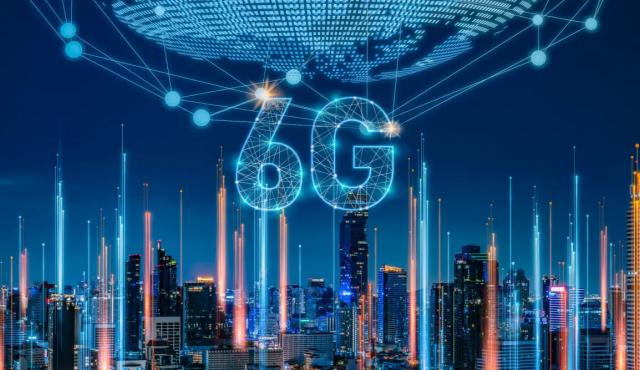 La GSMA —la entidad global que representa a los operadores móviles— alertó recientemente que las redes 5G y 6G podrían colapsar antes de 2040 si los gobiernos no liberan más espectro radioeléctrico de banda media: el actual (~1 GHz) ya no alcanzará para sostener la explosión de conexiones y consumo de datos proyectado. 