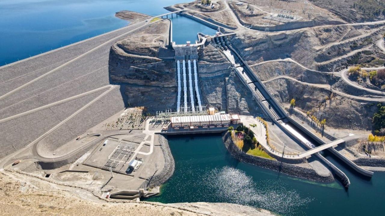 El Gobierno cerró la privatización de las cuatro centrales hidroeléctricas más importantes del Comahue —Alicurá, Piedra del Águila, El Chocón/Arroyito y Cerros Colorados— con ingresos superiores a USD 700 millones, según informó Infobae (2025).