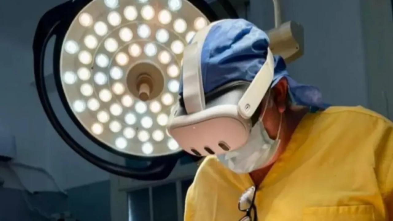 Un equipo quirúrgico del Hospital General de Agudos Dr. Ignacio Pirovano confirmó la realización de la primera cirugía con Realidad Aumentada del sistema público porteño. La intervención combinó imágenes médicas 3D, hologramas superpuestos y navegación digital para aumentar la precisión y la seguridad del procedimiento.