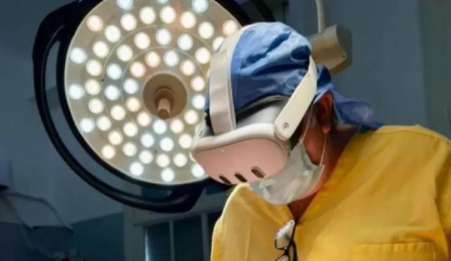 Un equipo quirúrgico del Hospital General de Agudos Dr. Ignacio Pirovano confirmó la realización de la primera cirugía con Realidad Aumentada del sistema público porteño. La intervención combinó imágenes médicas 3D, hologramas superpuestos y navegación digital para aumentar la precisión y la seguridad del procedimiento.