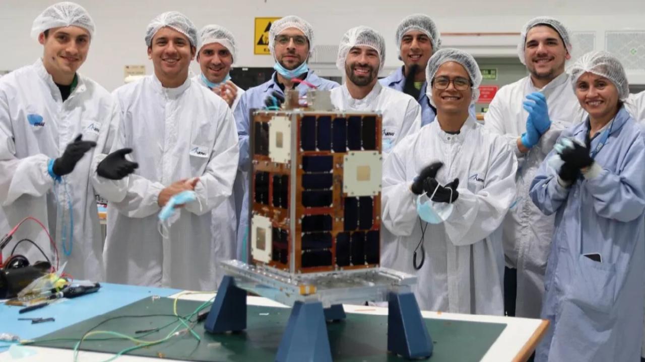 La Universidad de Buenos Aires formará parte de la próxima misión tripulada a la Luna gracias al desarrollo del microsatélite ATENEA, un proyecto científico-tecnológico que busca medir radiación, validar sensores avanzados y probar nuevos sistemas de comunicación espacial. Se trata de uno de los hitos más relevantes de la ingeniería argentina en cooperación internacional.