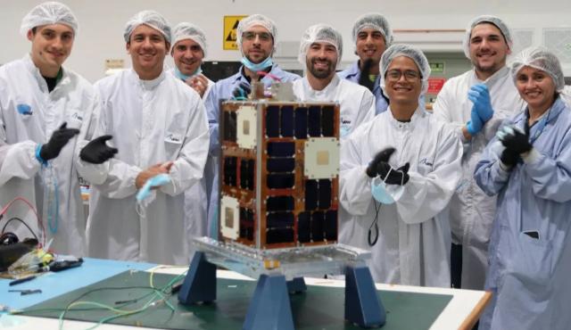 La Universidad de Buenos Aires formará parte de la próxima misión tripulada a la Luna gracias al desarrollo del microsatélite ATENEA, un proyecto científico-tecnológico que busca medir radiación, validar sensores avanzados y probar nuevos sistemas de comunicación espacial. Se trata de uno de los hitos más relevantes de la ingeniería argentina en cooperación internacional.