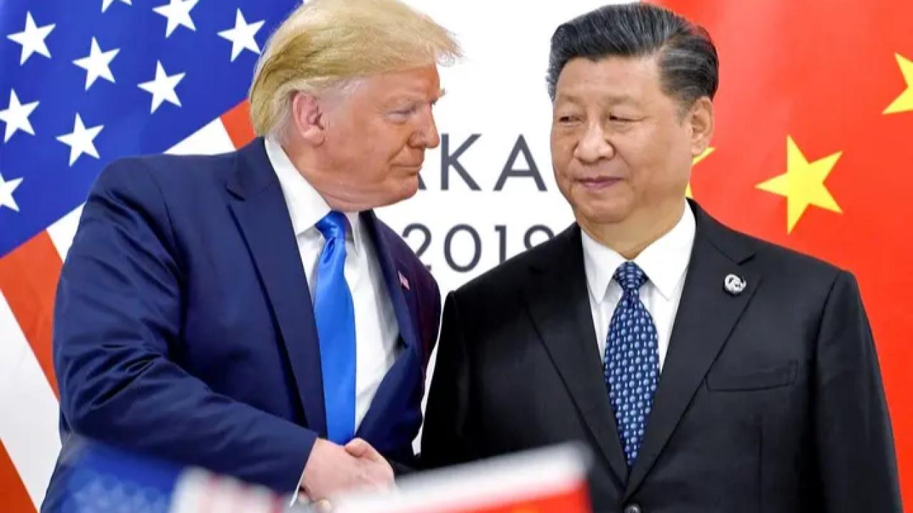 En un movimiento inesperado, el presidente de Estados Unidos, Donald Trump, anunció que su administración permitirá que Nvidia venda determinados semiconductores de inteligencia artificial a China. El permiso marca una flexibilización respecto de las restricciones impuestas en los últimos años bajo el argumento de proteger la seguridad nacional estadounidense.