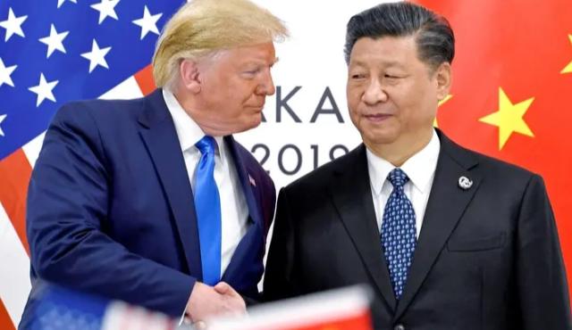 En un movimiento inesperado, el presidente de Estados Unidos, Donald Trump, anunció que su administración permitirá que Nvidia venda determinados semiconductores de inteligencia artificial a China. El permiso marca una flexibilización respecto de las restricciones impuestas en los últimos años bajo el argumento de proteger la seguridad nacional estadounidense.