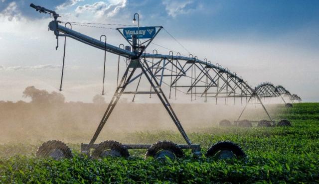 Según un reciente informe de la Secretaría de Agricultura, Argentina experimentó en los últimos 24 meses una fuerte expansión en la adopción de tecnologías de riego: más de 600 equipos —entre sistemas pivot y riego por goteo— fueron incorporados en todo el país, lo que permitió sumar 63.400 hectáreas con mayor estabilidad y eficiencia productiva.