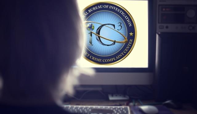 El IC3, Internet Crime Complaint Center, una unidad creada por el FBI para recibir, analizar y canalizar denuncias de delitos informáticos, difundió un aviso urgente: redes de estafadores están usando imágenes manipuladas tomadas de redes sociales u otros espacios públicos, para simular “pruebas de vida” en secuestros ficticios, con el objetivo de extorsionar a víctimas con rescates.
