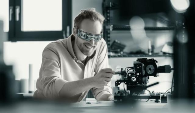 Argentina se posiciona como uno de los ecosistemas digitales más avanzados del Cono Sur. Así lo señala el informe Innovation Telescope – Zoom Perú y Cono Sur, elaborado por Indra Group, que proyecta que el mercado de Tecnologías de la Información (TI) crecerá un 7% en 2025, superando las expectativas económicas nacionales y consolidando el papel estratégico de la transformación digital en sectores públicos y privados.
