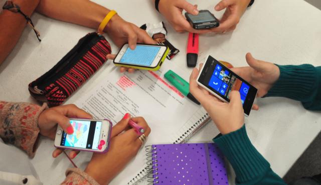 En una decisión histórica para el sistema educativo regional, el Congreso de Chile aprobó una nueva legislación que restringe el uso de teléfonos móviles en todas las escuelas del país, tanto públicas como privadas. 