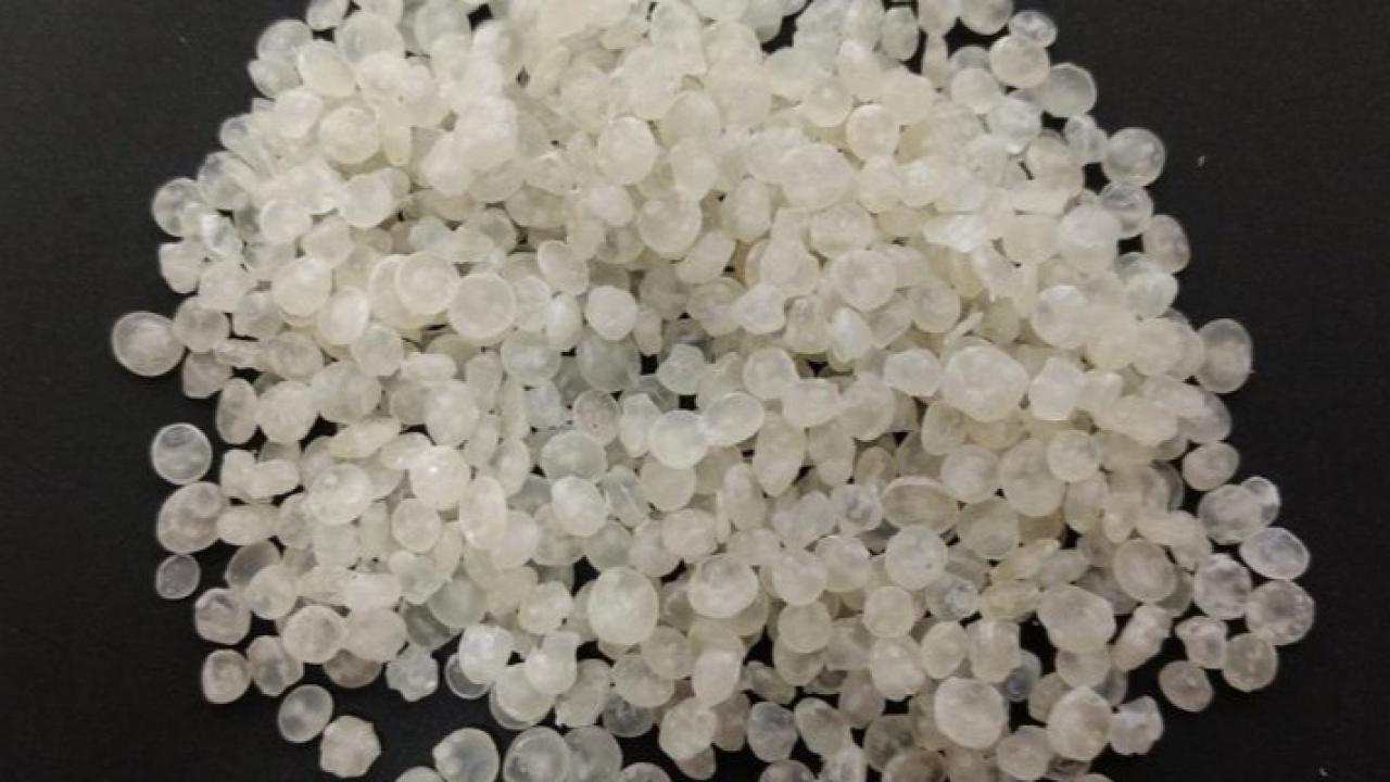 Un equipo de investigadores del CONICET, en articulación con la empresa Plastimi SRL, logró desarrollar bolsas biodegradables a partir de almidón de mandioca, un recurso de fuerte arraigo productivo en la provincia de Misiones. El proyecto apunta a reemplazar plásticos convencionales por materiales sustentables de origen regional, reduciendo el impacto ambiental y fortaleciendo cadenas de valor locales.