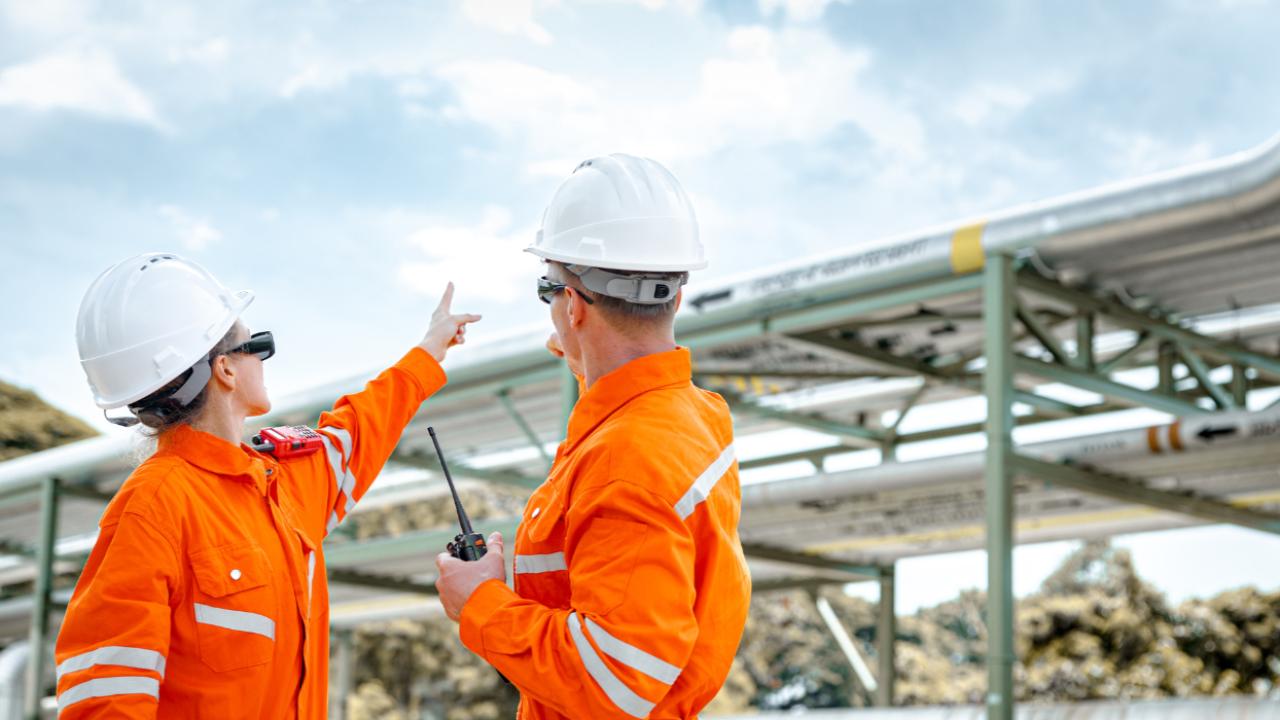 El desarrollo de Vaca Muerta, el principal yacimiento de hidrocarburos no convencionales de la Argentina, atraviesa en 2025 una etapa de fuerte expansión productiva. Sin embargo, ese crecimiento convive con un problema estructural que el sector reconoce cada vez con más claridad: la falta de profesionales y mano de obra calificada para sostener el ritmo de actividad.
