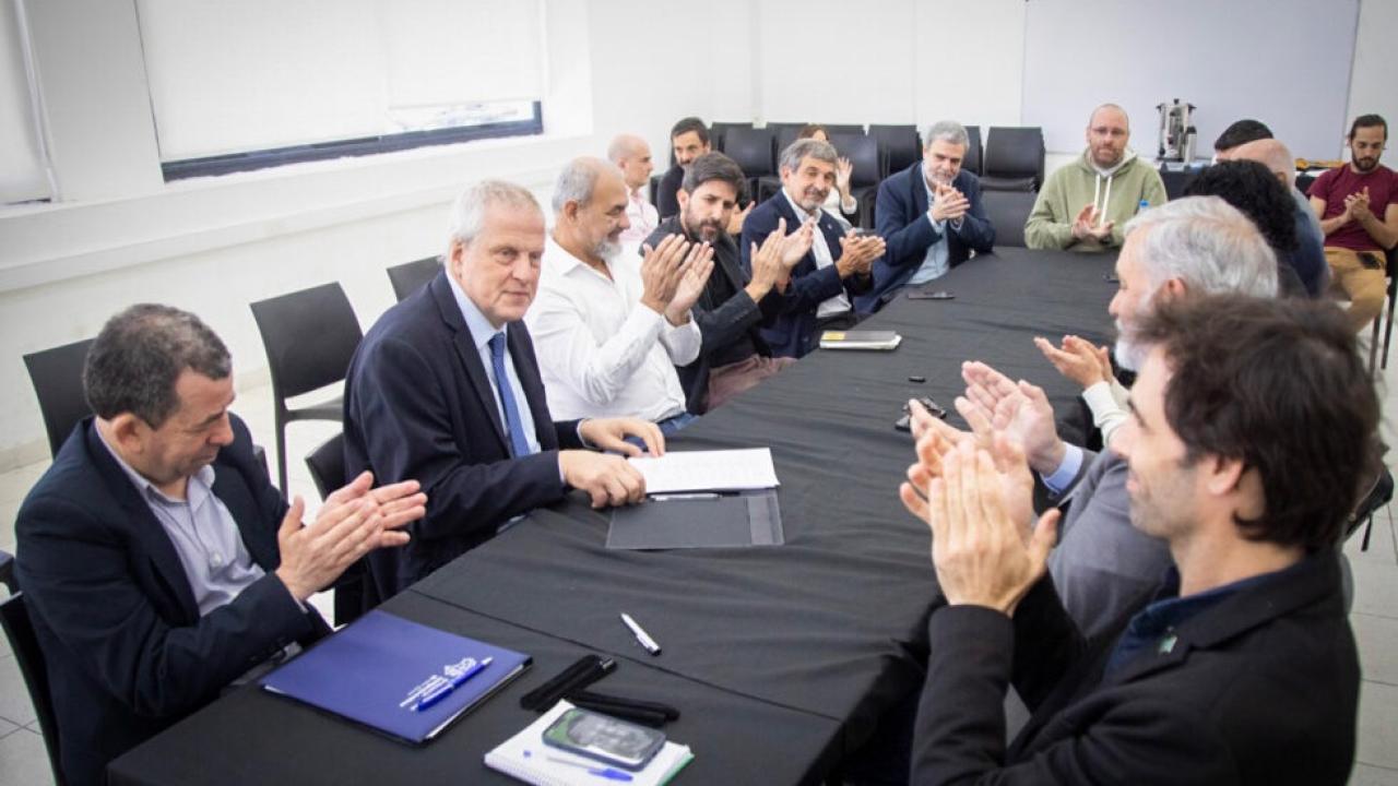 La Universidad Nacional de Hurlingham (UNAHUR) dio un paso inédito para el sistema científico y educativo del país al incorporar la primera computadora cuántica en una universidad pública argentina. La iniciativa apunta a fortalecer la formación académica, la investigación científica y el desarrollo de capacidades estratégicas en un campo clave para el futuro de la tecnología.