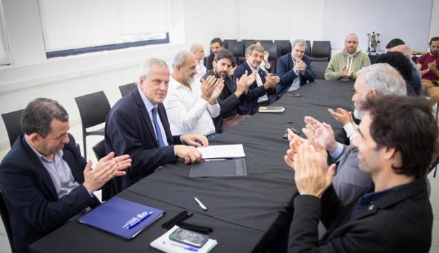 La Universidad Nacional de Hurlingham (UNAHUR) dio un paso inédito para el sistema científico y educativo del país al incorporar la primera computadora cuántica en una universidad pública argentina. La iniciativa apunta a fortalecer la formación académica, la investigación científica y el desarrollo de capacidades estratégicas en un campo clave para el futuro de la tecnología.