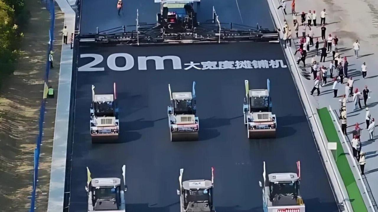  China vuelve a marcar un hito en la automatización de la infraestructura vial. El país completó la repavimentación de una autopista de 158 kilómetros utilizando exclusivamente máquinas autónomas, sin presencia de trabajadores sobre la carretera y con todo el sistema operado de forma remota desde centros de control.
