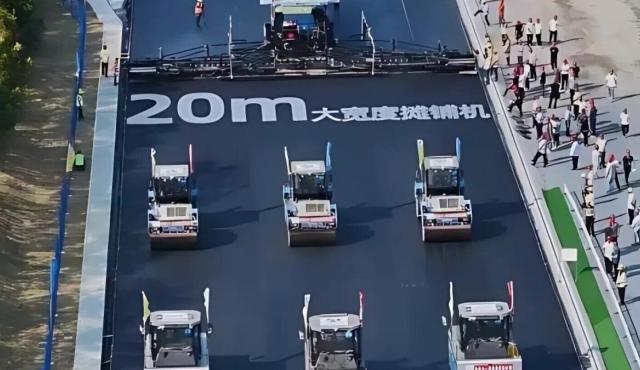  China vuelve a marcar un hito en la automatización de la infraestructura vial. El país completó la repavimentación de una autopista de 158 kilómetros utilizando exclusivamente máquinas autónomas, sin presencia de trabajadores sobre la carretera y con todo el sistema operado de forma remota desde centros de control.
