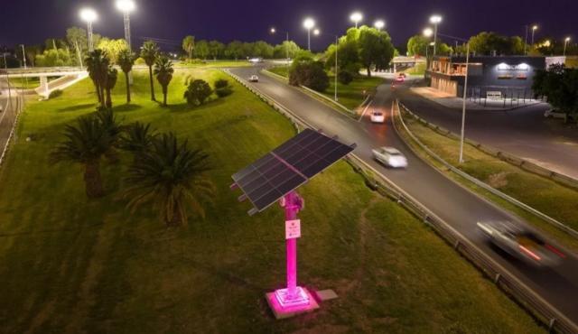 La provincia de San Juan dio un paso histórico en materia de infraestructura y transición energética con la inauguración de su primera autopista abastecida con energía solar, un proyecto que integra movilidad, obra pública y generación renovable en un mismo esquema.
