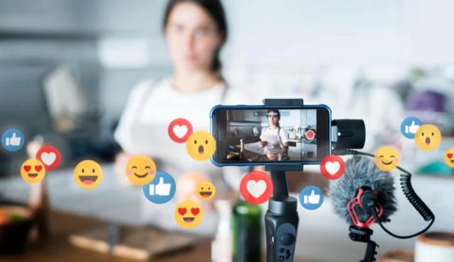 El comercio electrónico está atravesando una mutación clave: comprar ya no es solo hacer clic, también es mirar, preguntar, reaccionar y decidir en vivo. Ese cruce entre entretenimiento y venta tiene nombre propio: live shopping (o live commerce), un formato que combina transmisiones en directo con compras instantáneas y que empieza a ganar terreno en Occidente, después de años de madurez en Asia.