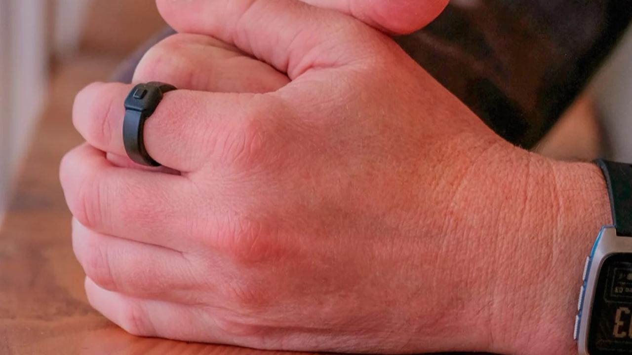 La compañía Pebble anunció Index 01, un anillo inteligente con botón físico y micrófono integrado diseñado para capturar ideas rápidas, pensamientos breves y su contexto sin depender del teléfono móvil. El dispositivo apunta a resolver un problema cotidiano: registrar información en el momento exacto en que surge, antes de que se pierda.
