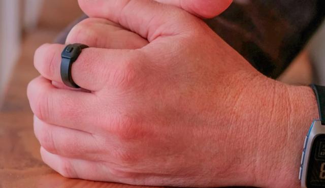 La compañía Pebble anunció Index 01, un anillo inteligente con botón físico y micrófono integrado diseñado para capturar ideas rápidas, pensamientos breves y su contexto sin depender del teléfono móvil. El dispositivo apunta a resolver un problema cotidiano: registrar información en el momento exacto en que surge, antes de que se pierda.
