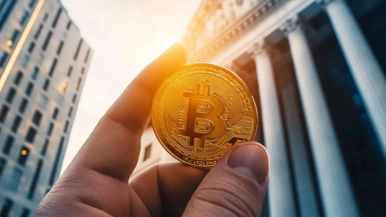 El 2025 quedará registrado como el año en que Bitcoin dejó de ser un fenómeno financiero alternativo para convertirse en una variable estructural del poder económico global. No por su precio —aunque volvió a marcar máximos históricos— sino por algo más profundo: su incorporación explícita a la lógica de reservas estratégicas de los Estados.